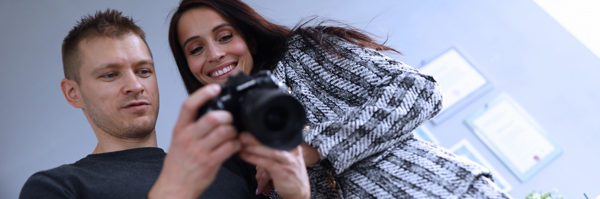 photographer office shows photo model camera consultant adjusts activities company as whole photo se